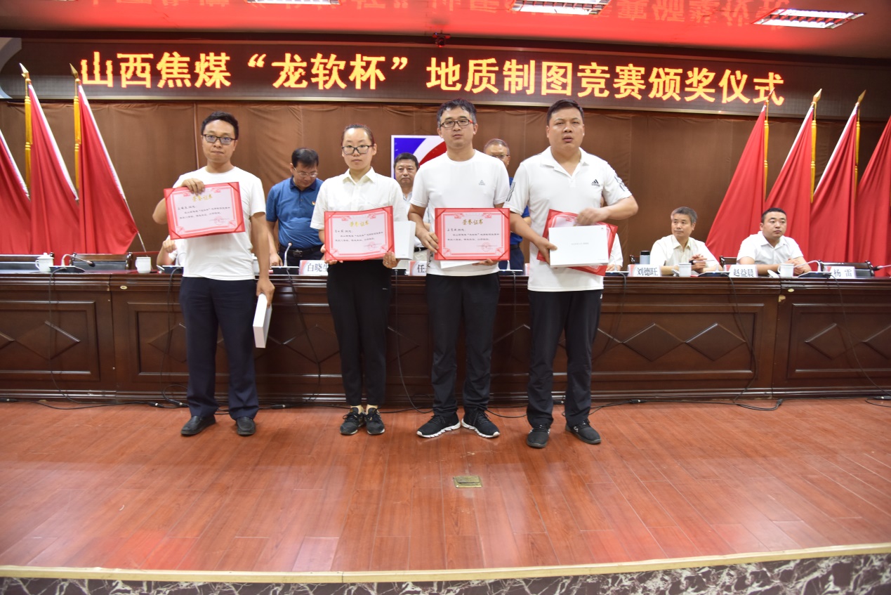 頒發(fā)二等獎(jiǎng).jpg 頒發(fā)二等獎(jiǎng).jpg