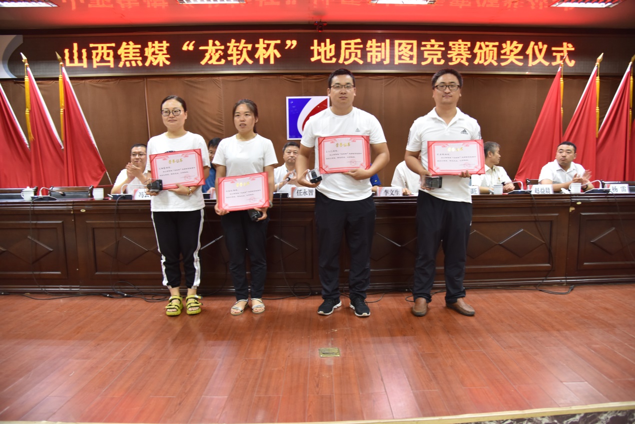 頒發(fā)三等獎(jiǎng).jpg 頒發(fā)三等獎(jiǎng).jpg