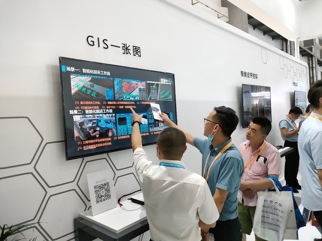 在華為聯合展臺與客戶交流.jpg 在華為聯合展臺與客戶交流.jpg